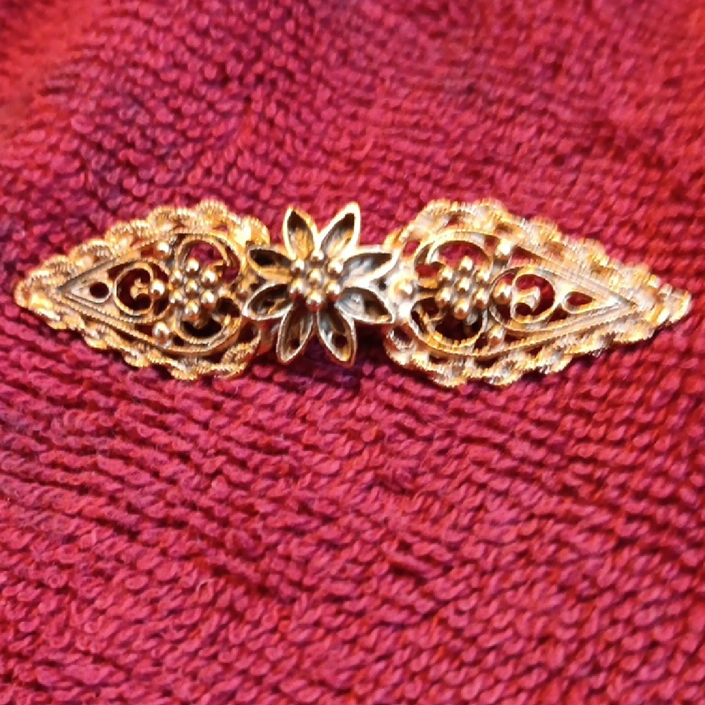 Elegant Gold Floral Brooch